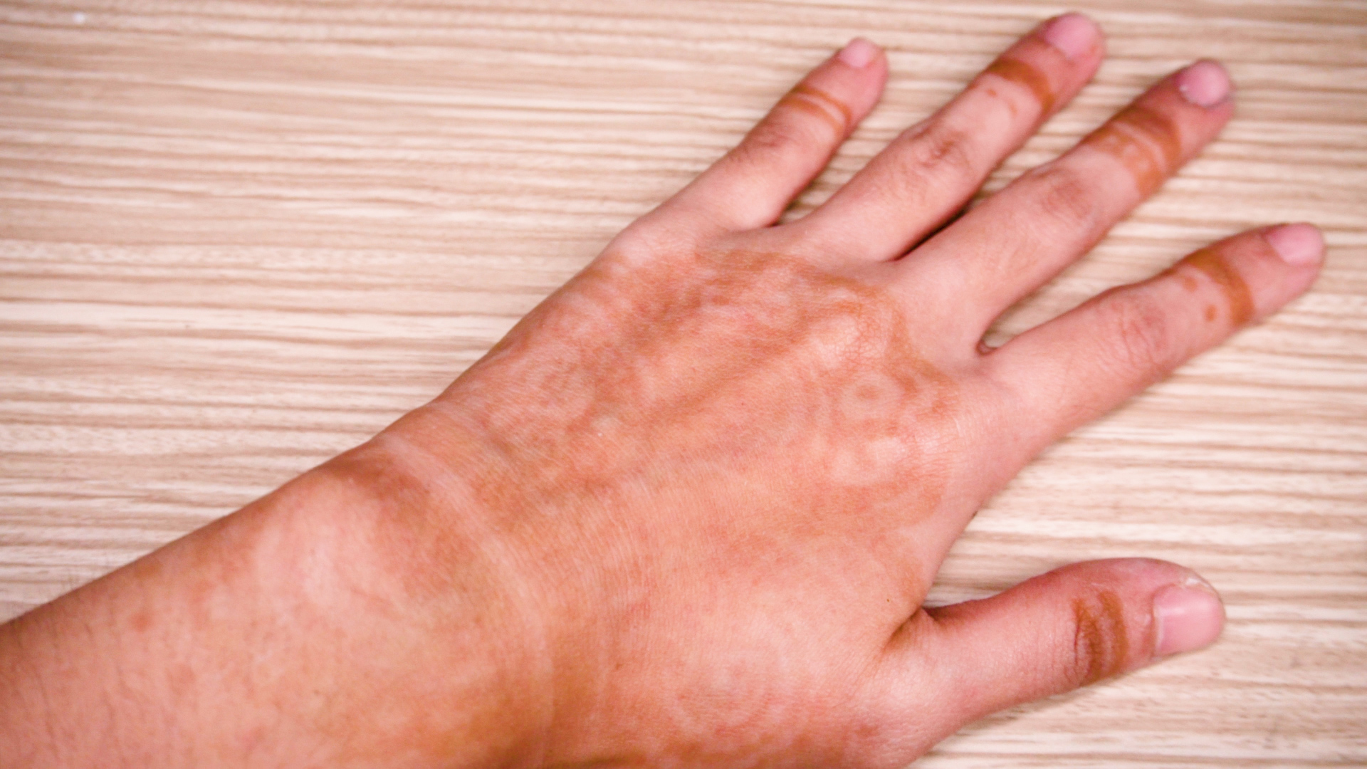 How to Make Henna for Use on Skin